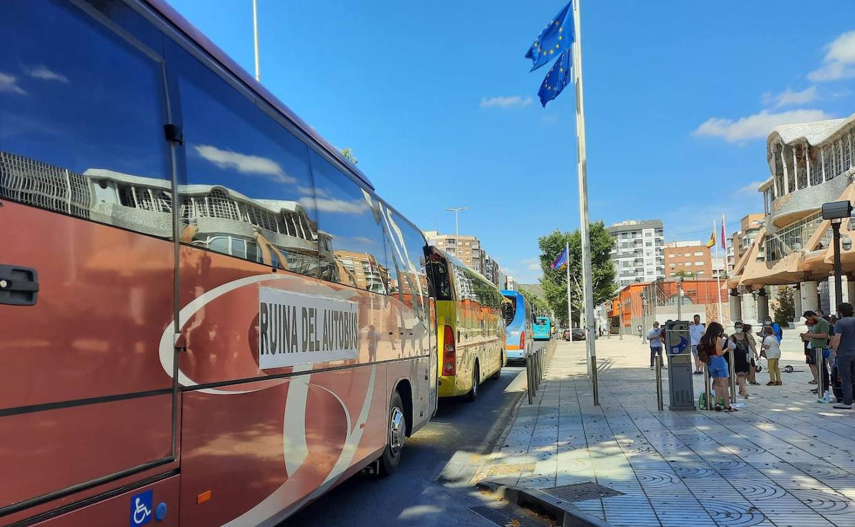 Un centenar de autobuses escolares protestan ante la Asamblea